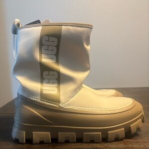 Woman’s Ugg mini boots